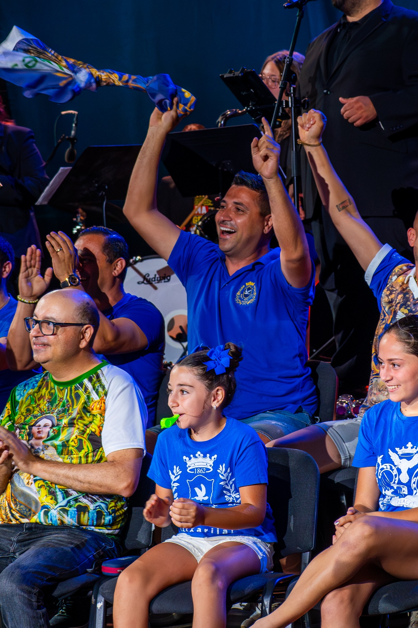 Udjenza u supporters tal-programm jifirħu waqt il-logħba
