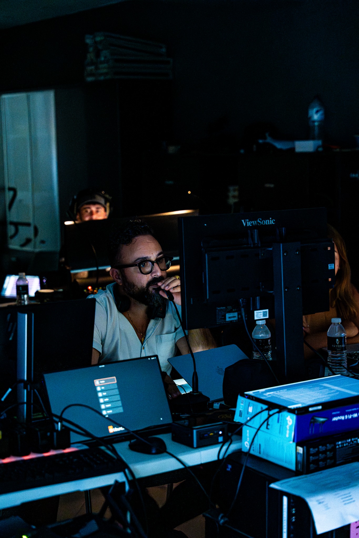 Control room u moniters tal-produzzjoni waqt MA TAGĦMLU XEJN