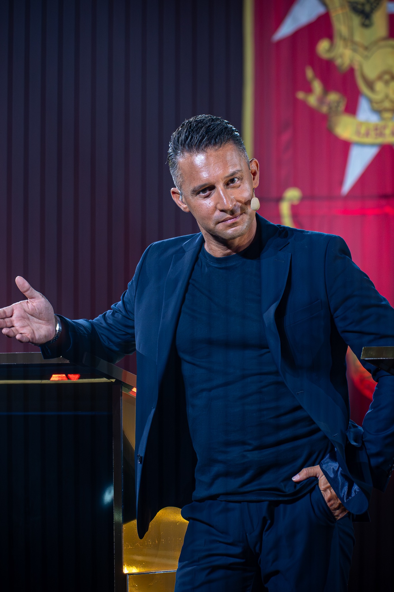 Ron Briffa fuq il-palk ta’ MA TAGĦMLU XEJN